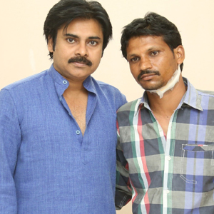 pawan kalyan,meets,fan,karuna srinivas  అభిమానిని పరామర్శించిన పవన్ కళ్యాణ్